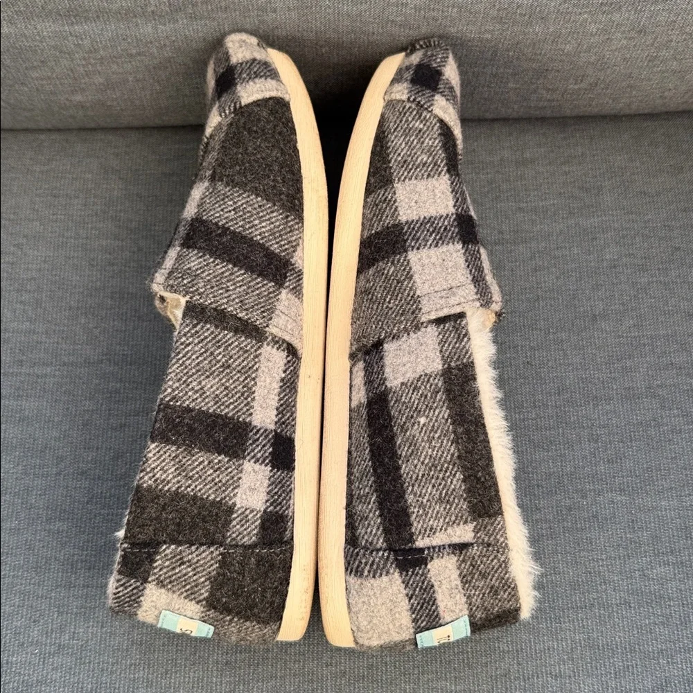 TOMS Women’s Size 6 Black White Plaid Slip-On Shoes Faux Fur Lined - Picture 4 of 9